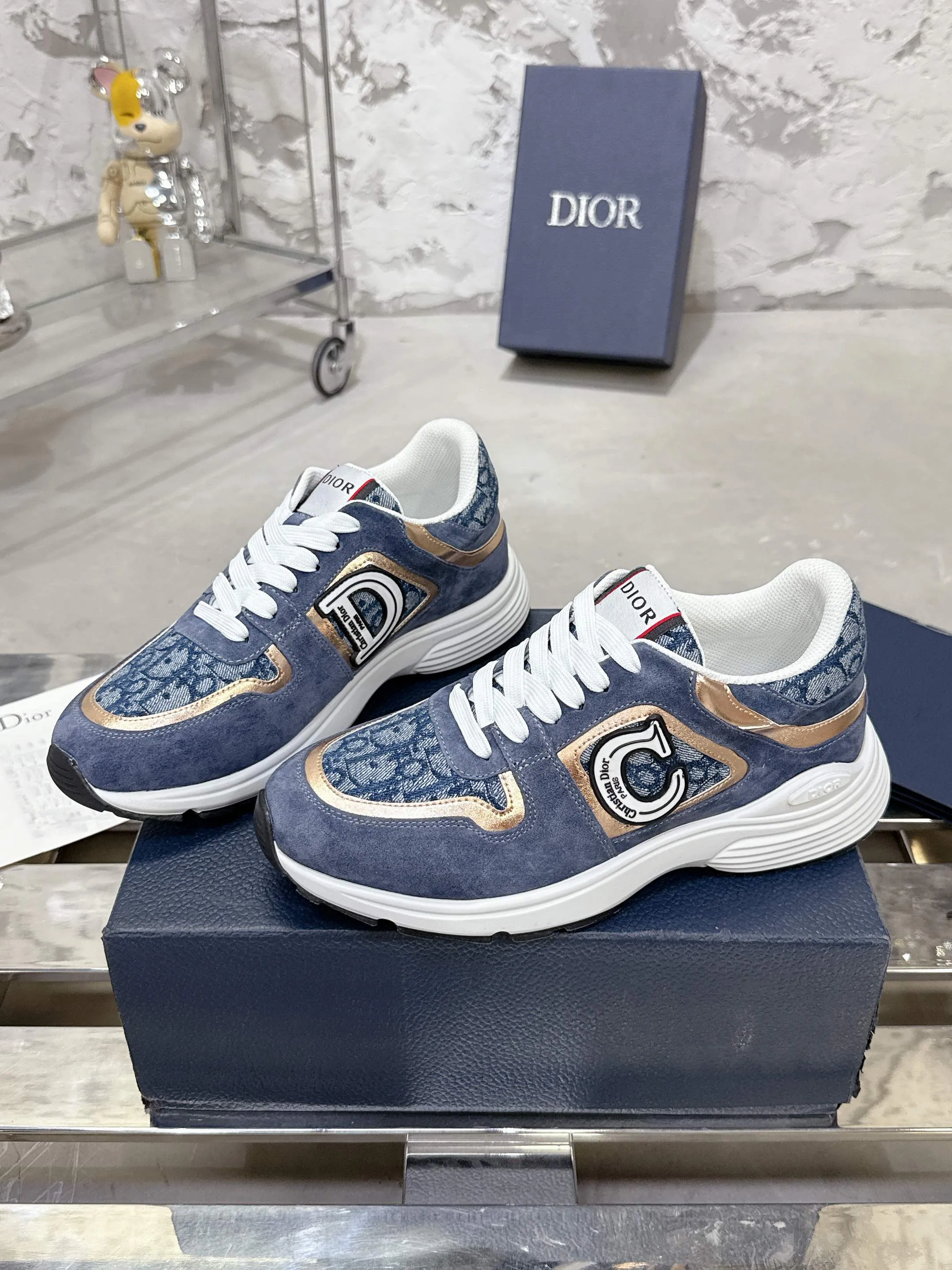 👟👟Ex-factory price 540👟👟 Dior Dior’s latest color matching B30 series dad sneakers. Original version 18,000💰 purchased for development and production. Brand new B30 sneakers. Dad Shoes style shoes that follow the trend of the retro market. The Dior logo on the tongue also indicates that this pair of shoes is the B30 model! B30 uses fine-textured leather and mesh cloth materials to form a shoe body. There are conspicuous letters CD on both sides of the shoe body to indicate identity. Many lines on the shoe body outline details to make the shoes look less monotonous and full of retro flavor. The delivery counter is exquisitely packaged🛍📦 ▪️Fabric: Original customized technical fabric + mesh ▪️Inner lining: Customized breathable lining ▪️Outsole: Original molded IP foam + TPU outsole ▪️Sole thickness: 3.5CM ▪️Size: Men’s size 39-45
